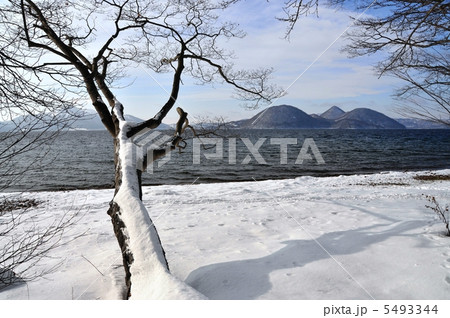 冬の洞爺湖と有珠山 5493344