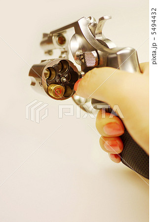 銃を握る女性の手 5494432