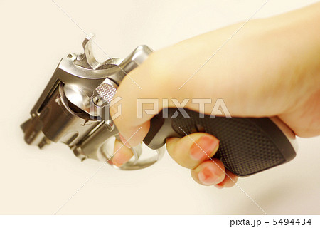 銃を握る女性の手 5494434