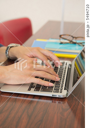 ノートパソコンを打つ男性の手元 5494710