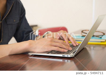 ノートパソコンを打つ男性の手元 5494711