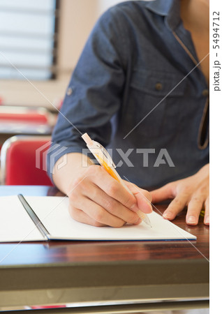 授業を受ける大学生の手元 5494712
