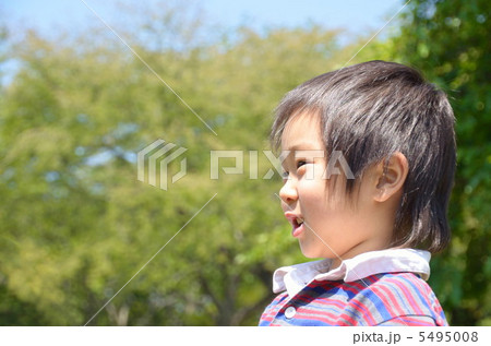笑顔の男の子アップ 5495008