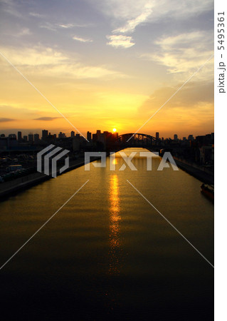 安治川大橋から見る日の出 5495361