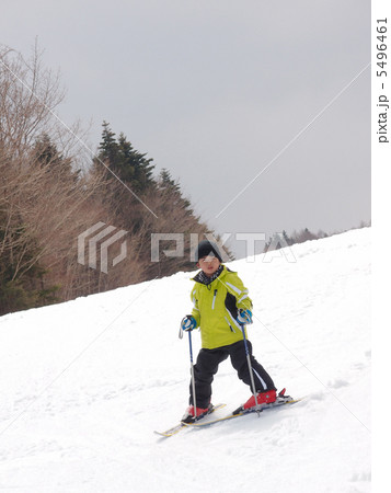 男の子がスキーを滑っている画 5496461