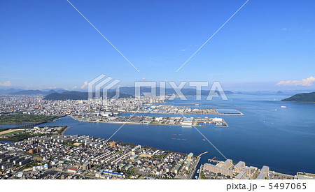 屋島から見た高松市中心部（市南部から女木島まで、遠くに瀬戸大橋） 5497065