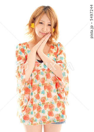 手を合わせてお願いする可愛い女性 5497244