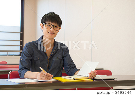 授業を受ける大学生 5498544