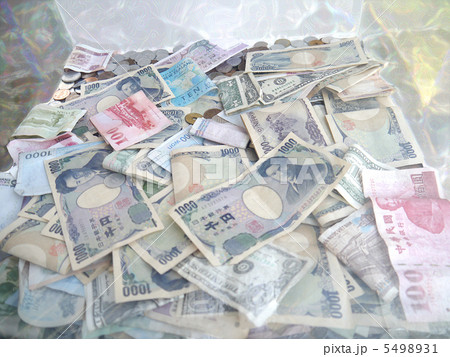 募金箱　世界中から善意　 5498931