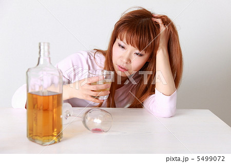 酔いつぶれる女性 5499072