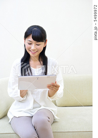 タブレットPCを試す女性 5499972
