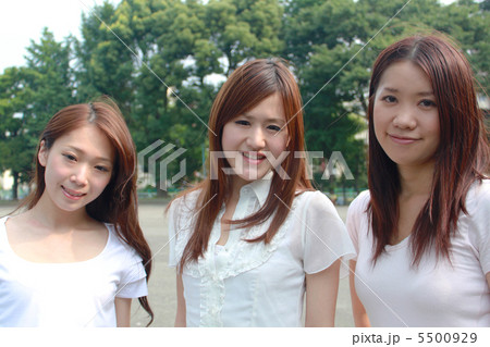 人物 友達 3人 女性 グループ 人物 友達 3人 女性 グループ 5500929