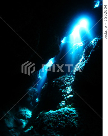 岩の隙間から光が射し込む水中洞窟 岩の隙間から光が射し込む水中洞窟 5502604