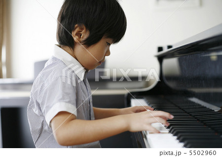 ピアノを弾く男の子 5502960