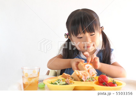 食事をする女の子 食事をする女の子 5503356