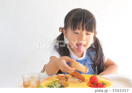 食事をする女の子 5503357