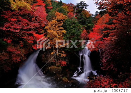 紅葉の龍頭の滝 5503717