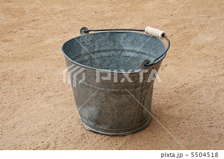 ブリキのバケツ 5504518