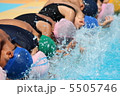 プールでの子供たち 5505746