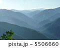多層なる山際 5506660