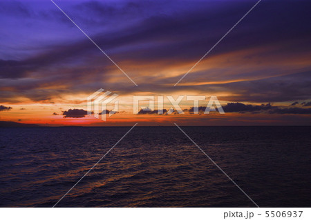 沖縄　竹富島のコンドイビーチからの夕景 5506937