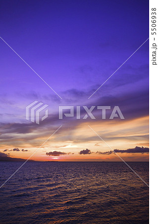 沖縄　竹富島のコンドイビーチからの夕景 5506938