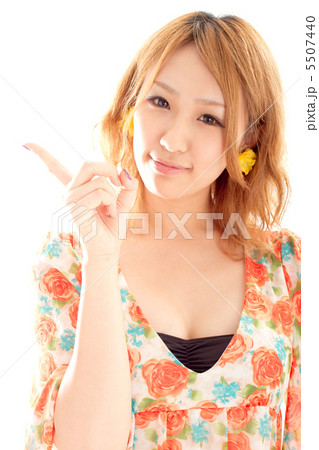 人差し指を突き出した可愛い女性 5507440