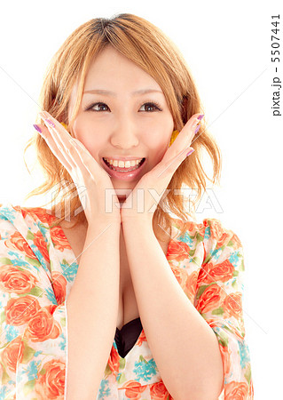 すごく嬉しそうな笑顔の可愛い女性 5507441