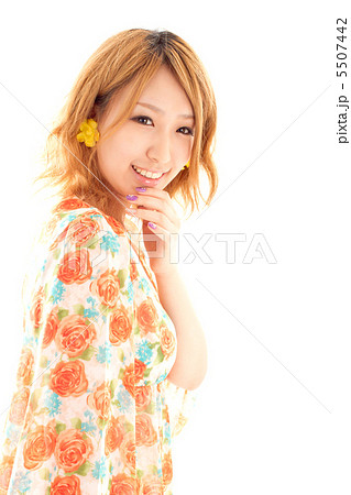 横向きの可愛い笑顔の女性 5507442