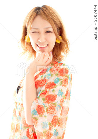 横向きでウィンクする可愛い女の子の写真素材