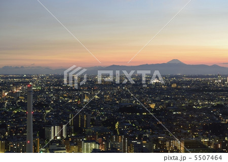 東京の夜景と夕焼けの富士山 東京の夜景と夕焼けの富士山 5507464