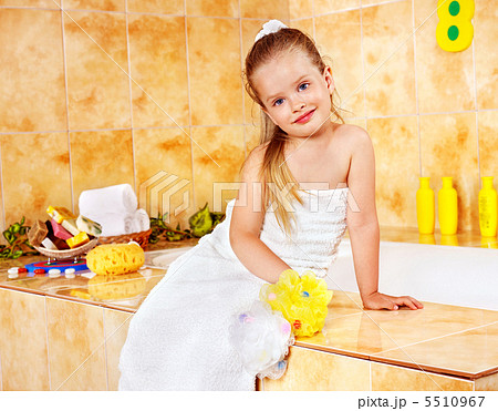 Child washing in bubble bath . 5510967