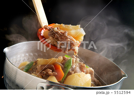 シャモジで鍋から掬った肉じゃが 5512594