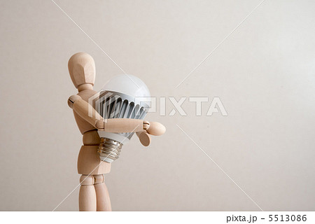 LED電球を持つデッサン人形 LED電球を持つデッサン人形 5513086