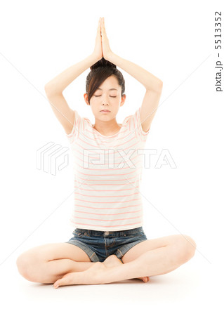 ヨガをする女性 5513352