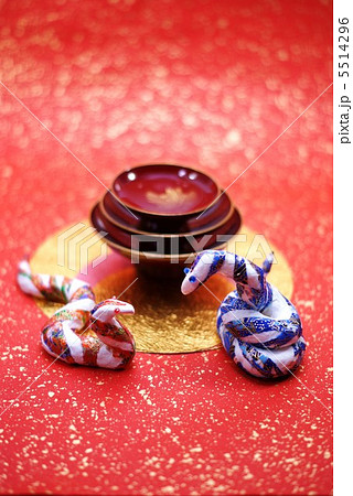 結婚しました・蛇カップル接近三献 ・和紙バック縦位置 5514296