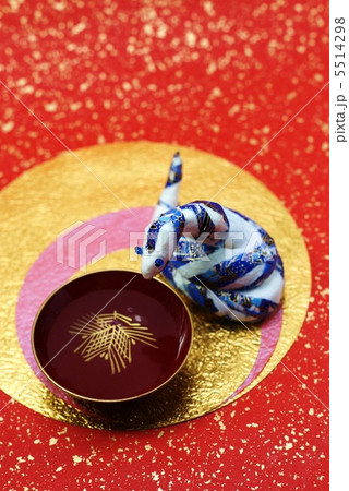 巳年年賀素材・和仕上げ雄蛇一献 ・和紙バック縦位置俯瞰 5514298