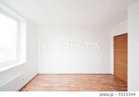 empty room with window 5515344