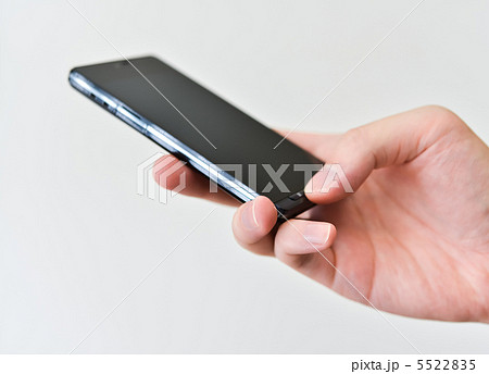 スマートフォンを持つ手 スマートフォンを持つ手 5522835