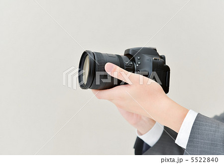 デジカメを持つビジネスマン 5522840