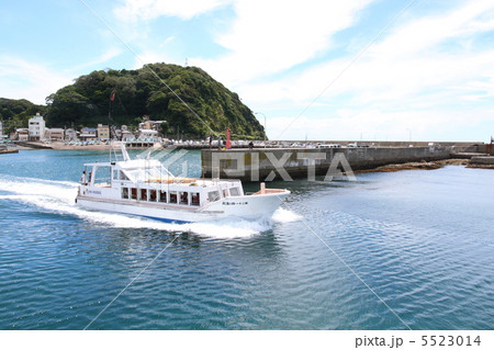遊覧船、小湊漁港を行く 遊覧船、小湊漁港を行く 5523014