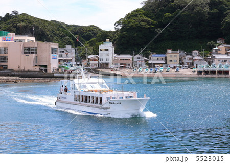 遊覧船、小湊漁港を行く 5523015