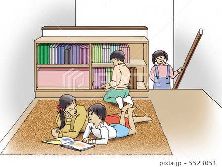 子育て　家族のイラスト　２階リビングでくつろぐ 5523051