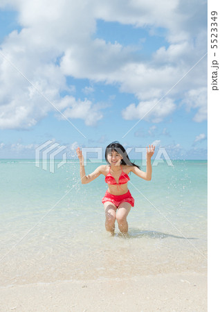 ビーチで水をかける女性 ビーチで水をかける女性 5523349