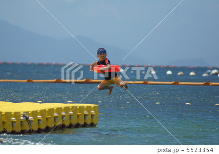 海へジャンプ♪ 5523354