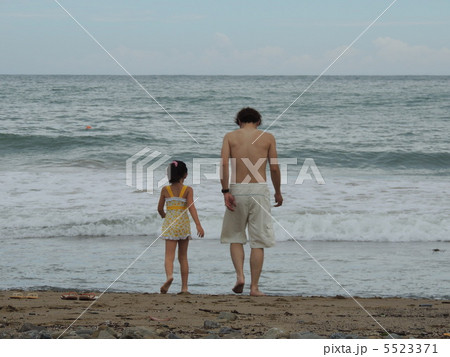 親子で海水浴 5523371