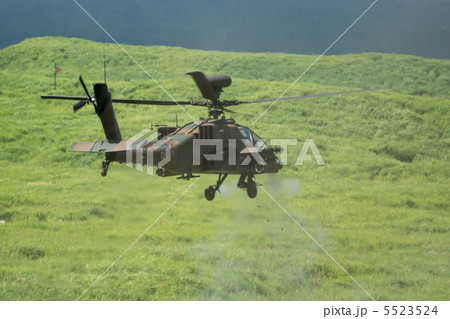 射撃中のAH-64Dアパッチ 5523524