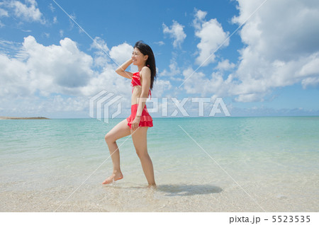 ビーチを歩く水着の女性 5523535