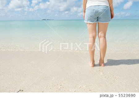 ビーチに立つ女性 ビーチに立つ女性 5523690