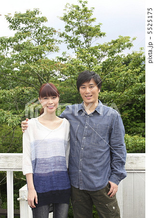 テラスでのカップル 5525175